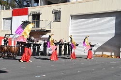 写真:座間市少女マーチングバンドによる演技1