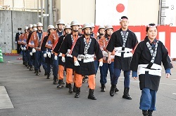 写真:木遣り唄(きやりうた)の様子