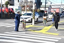 写真：交差点で安全確保に努める交通指導員2