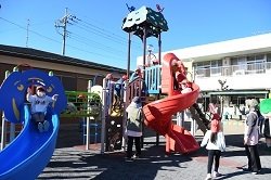 写真：遊具で遊ぶ子供1