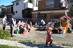 写真：遊具で遊ぶ子供2