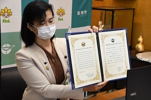 写真：宣言書を掲げる市長