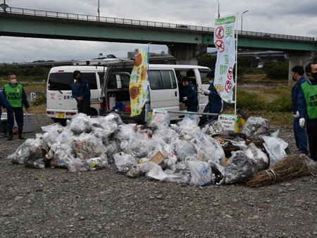 写真：相模川の清掃活動で収集したごみ