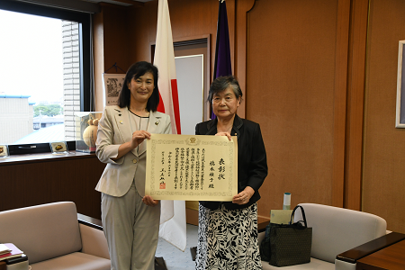 写真：橋本禎子さんと市長