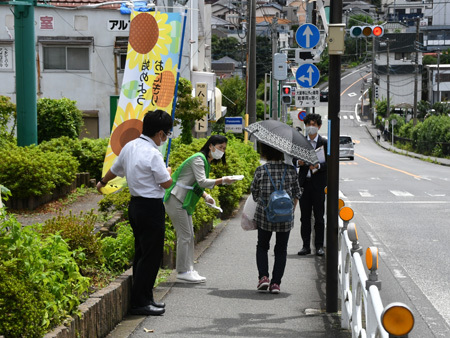 写真：チラシを手渡す市長の様子