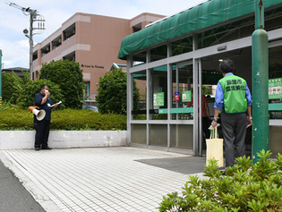 写真：店頭での呼び掛けの様子