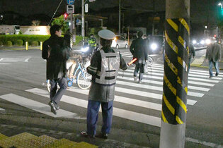 写真：街頭で歩行者などを見守る指導員1