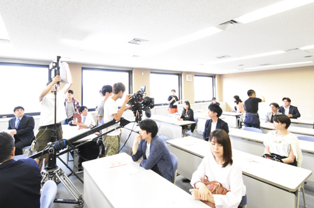 写真：会議室での撮影の様子