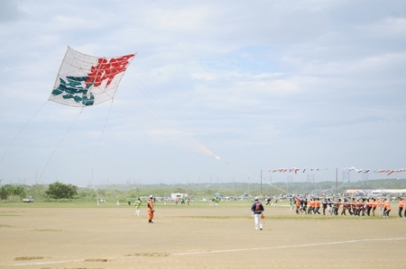写真：大空を舞う大凧「輝風」