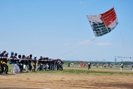 写真：空に舞う大凧
