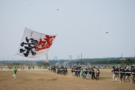 写真：大空に舞う、重さ1トンの大凧