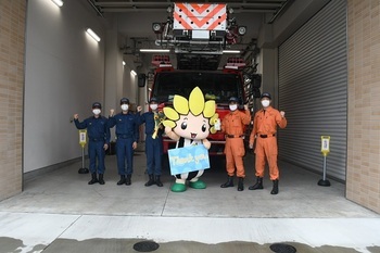 写真：消防・救助隊員とざまりん