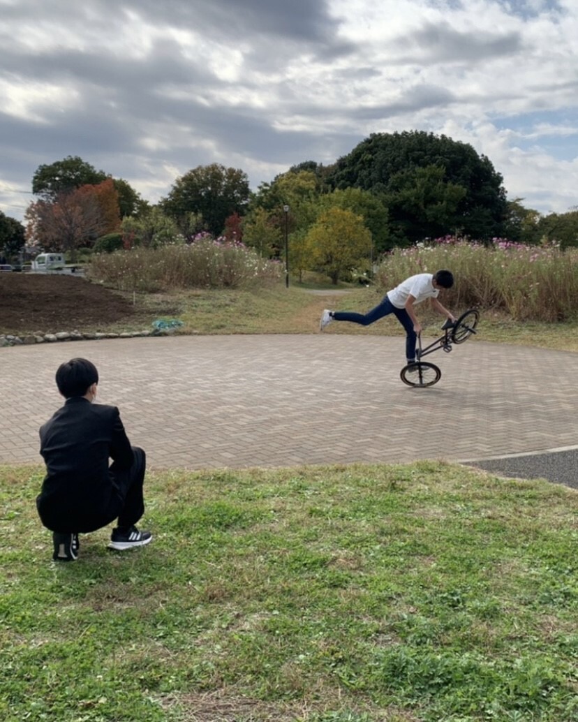 写真：BMXの技を披露する佐瀬選手