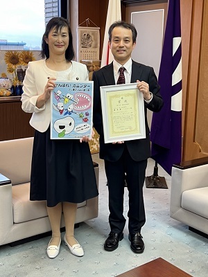 写真：第9回絵本出版賞で優秀賞を受賞した小林篤さんが市長を表敬訪問