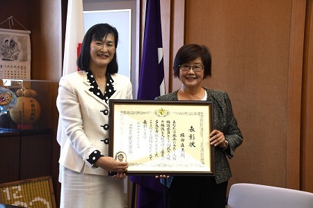 写真：人権擁護委員の堀田直美さんが市長を表敬訪問