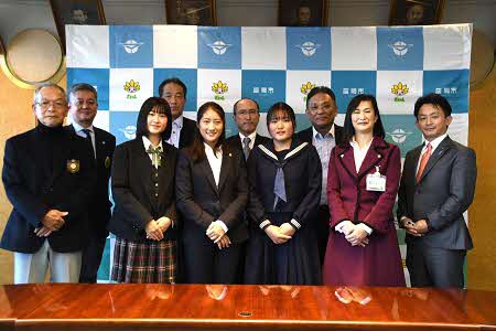 女子ゴルフで活躍している、新地真美夏さん、高橋しずくさん、高橋こはくさんが市長を表敬訪問