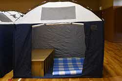 避難所空間を体験してもらうためのテントが設置されている。