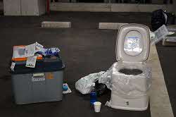 駐車場に災害用トイレが設置されている。