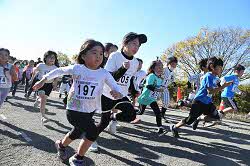 参加者の子どもたちが走り出している。