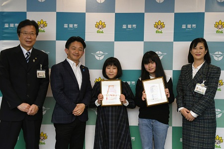 訪問した石井さんと松本さんと出席した市長と作品展実行委員長と教育長