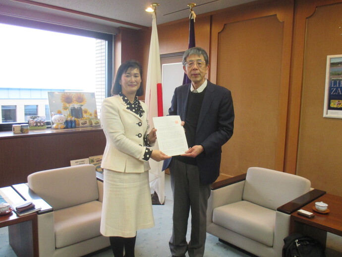 写真：座間市環境審議会田中会長から市長へ答申書を渡している様子