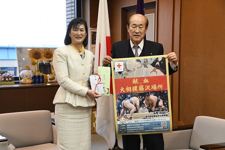 写真：神奈川県遊技場協同組合・神奈川福祉事業協会による第28回大相撲藤沢場所招待券の寄贈