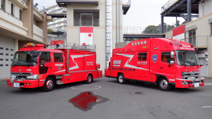 写真：左が旧救助工作車、右が新救助工作車