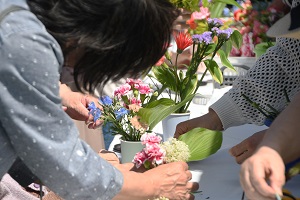 写真：緑花遊び体験に来場者が参加している