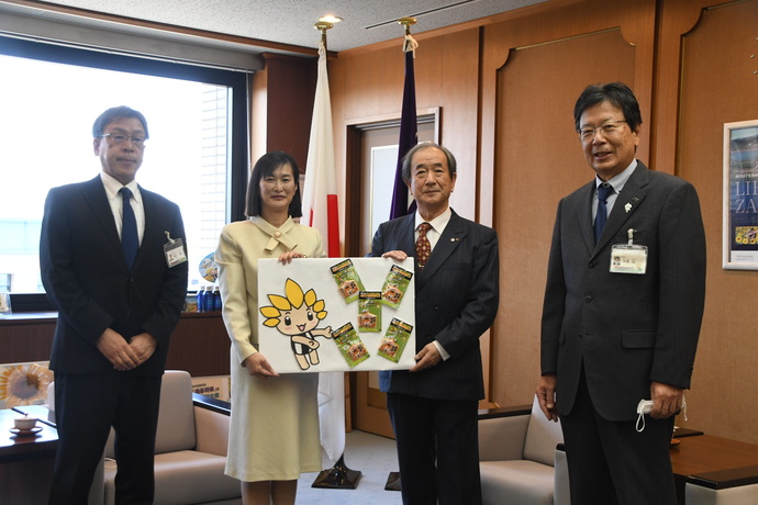 写真：座間地区青少年交通安全連絡協議会（会長有山さん、副会長大原さん）から寄贈を受ける市長と教育長