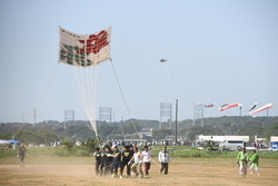 写真：陸上自衛隊の凧揚げの様子