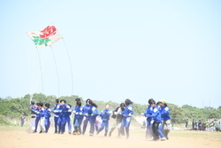写真：西中学校グループの凧揚げ