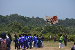 写真：5校合同（座間・東・栗原・相模・南）中学校グループの凧揚げ