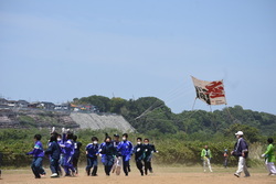 写真：5校合同（座間・東・栗原・相模・南）中学校グループの凧揚げ