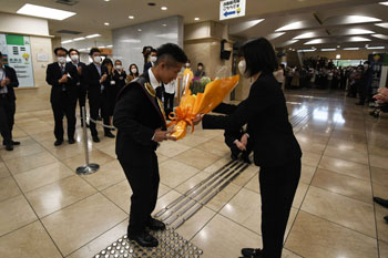 写真：市職員から花束を受け取る井上選手