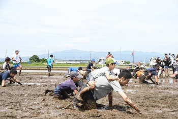 写真：泥んこ遊びを楽しむ参加者2