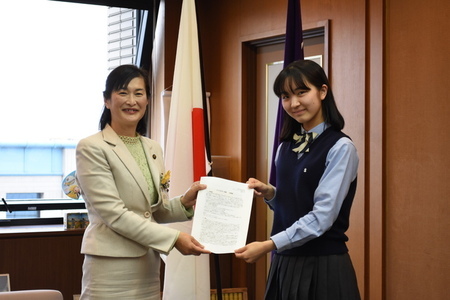 写真：表敬訪問の様子1