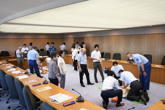 写真：市議会議員が普通救命講習を受講する様子