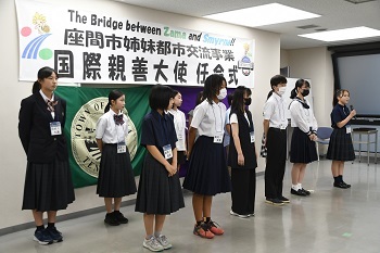 写真：意気込みを話す同大使