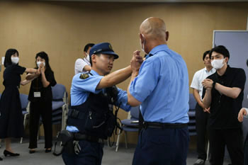 写真：護身術を見せる警察署員