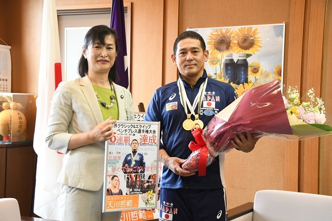 写真：市長（左）と天川さん（右）