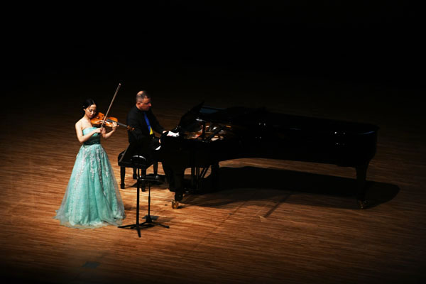 写真：演奏するヴァイオリニストの澤田智恵さんとピアニストのシャポワロフ・レオニードさん
