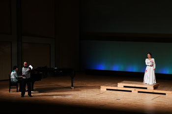 写真：ピアノを演奏する加藤さん、歌う横山さんと藤崎さん