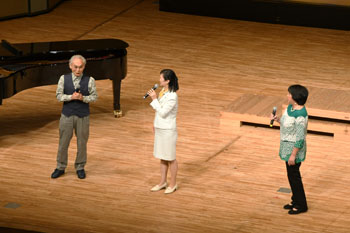 写真：歌について話す市長と大島さん（左）、加藤さん（右）