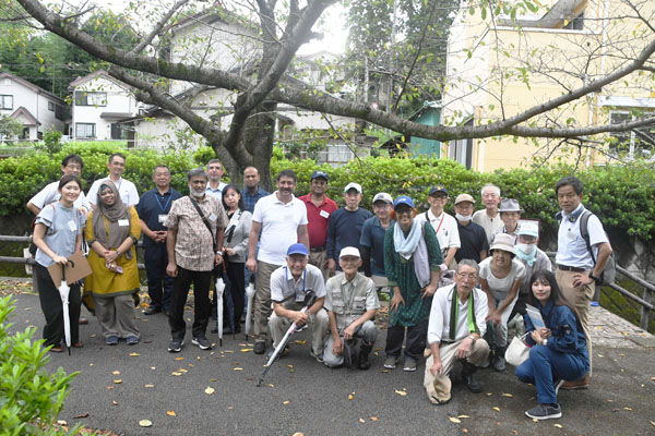 写真：視察団と座間のホタルを守る会の集合写真