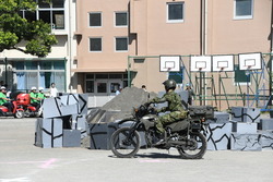 写真：情報収集する陸上自衛隊の偵察用オートバイ
