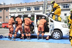 写真：車両から負傷者を救助している消防団