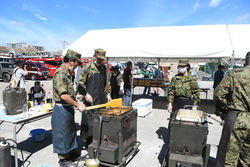 写真：災害時用のカレーの炊き出しを行う自衛隊