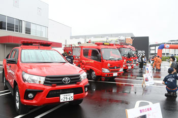 写真：消防車両が展示されている