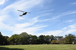 写真：芹沢公園の上空を飛行するヘリコプター