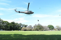 写真：着陸するヘリコプターの様子1